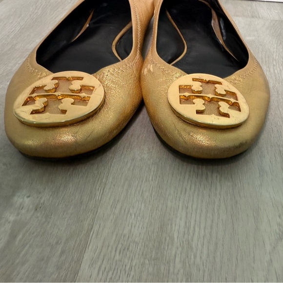 Tory Burch Gold Logo Ballet Flats Elastic Heels Size 9.5 - Picture 3 of 14